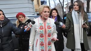 Cât costă celebrul palton alb al premierului Viorica Dăncilă! Nu oricine îşi permite o asemenea haină de designer