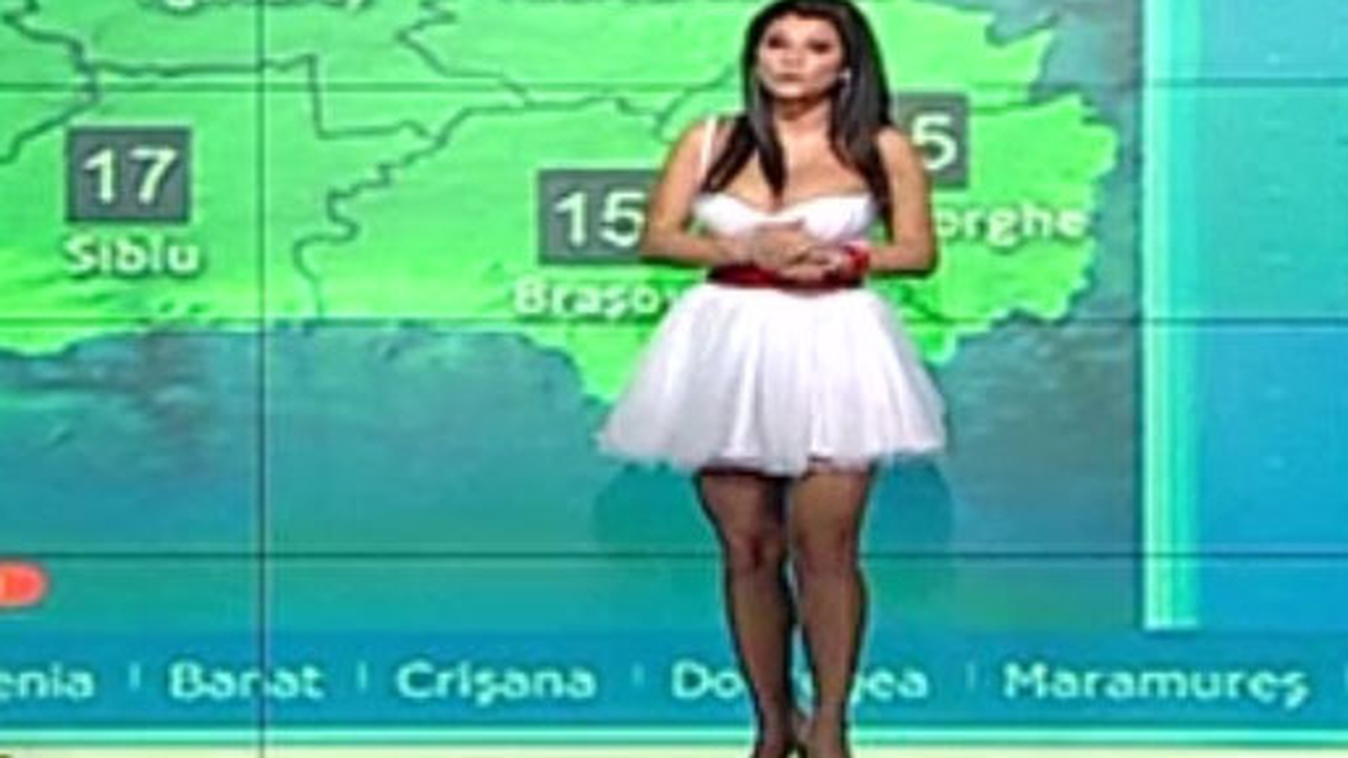 Roxana Vancea e chiar ea un cadou, mai degrabă de 9 martie! Uite ce decolteu imens şi-a luat special pentru telespectatori