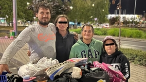 Cum a ajuns această familie să doarmă pe străzi de trei săptămâni. Motivul pentru care au fost dați afară din casă este surpinzător
