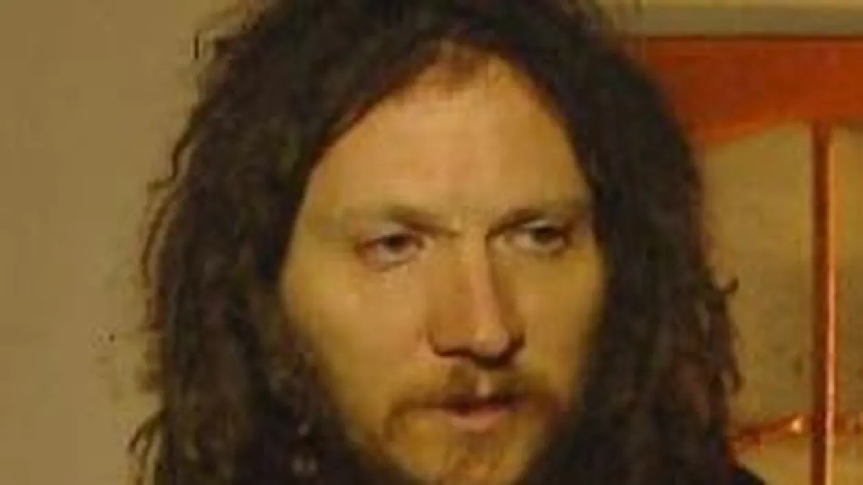 Fratele lui Trăistariu doarme lângă salteaua pe care şi-a cumpărat-o pentru că trebuie să fie purificată! O stropeşte cu agheasmă!