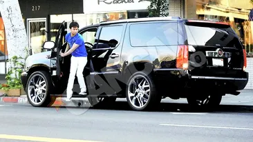 Locuieste intr-un apartament de 5.000.0000 $ si se plimba cu masini de 800.000! Moni se lafaie in averea chinezului din L.A.