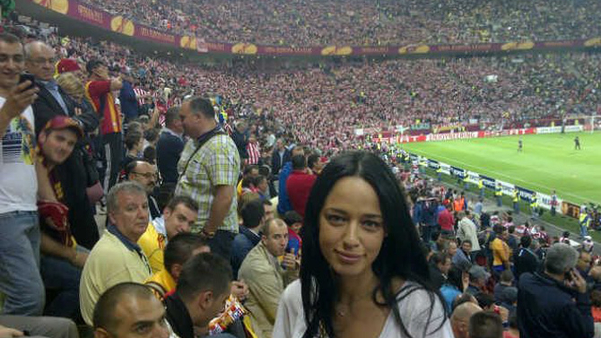 Andreea Raicu, fluierata pentru obstructie! Sute de spanioli nu au mai putut fi atenti la meci cand ea a transformat finala Europa League intr-o sedinta foto
