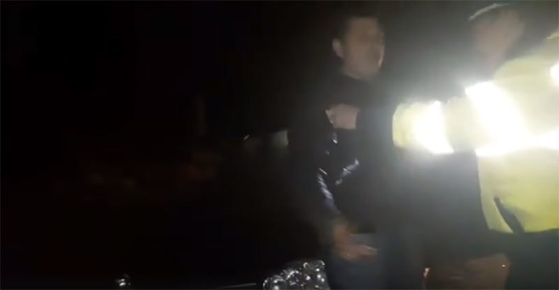 Caz incredibil în judeţul Suceava. Un şofer beat mort, ajuns cu maşina în şanţ, a căzut în faţa poliţiştilor