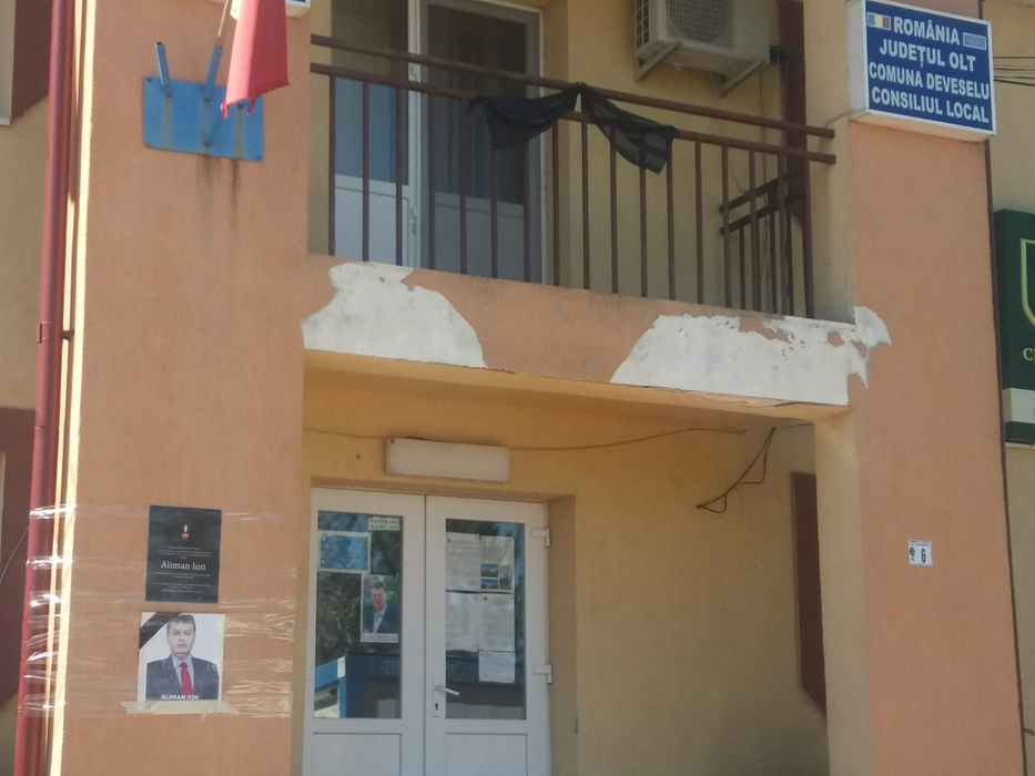 Afișele cu primarul decedat sunt la loc de cinste în Deveselu