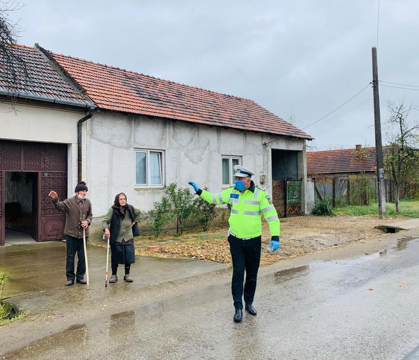 Polițiștii din Timiș au adus mâncare bătrânilor și copiilor izolați din județ. Imagini emoționante