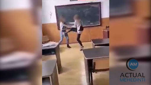 Imagini șocante! Două fete s-au bătut cu pumnii şi picioarele, chiar în sala de clasă
