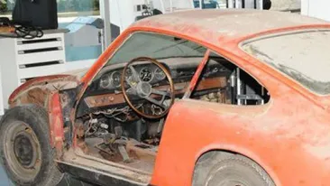 Un bărbat a ţinut timp de 20 de ani o epavă a unui Porsche în garaj, apoi a primit un telefon! Câţi bani a primit în schimbul maşinii şi cum arată acum 