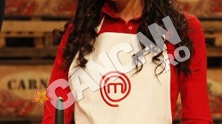 Nu-i mai place titulatura de "casnica" de la MasterChef! Andreea Moldovan, in chiloti si cu sfarcurile la vedere, pe balcon! A innebunit vecinii cu formele ei