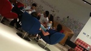 Daca Pepe se multumeste cu o femeie, Varciu abia se satura cu doua! Vezi in ce formula inedita au iesit la mall!