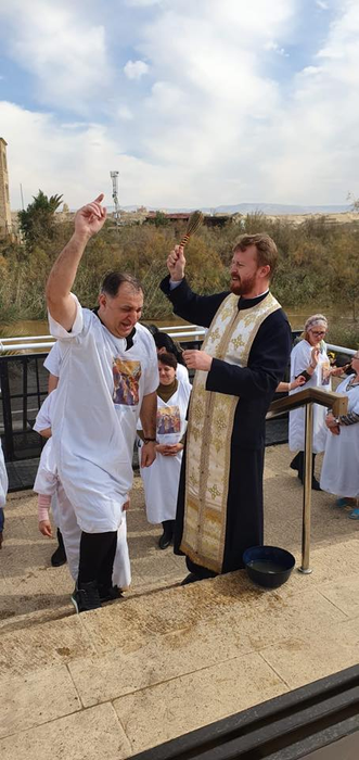 Vali Vijelie s-a dat în spectacol când s-a botezat în Iordan! Avem imaginile de la apa sfântă