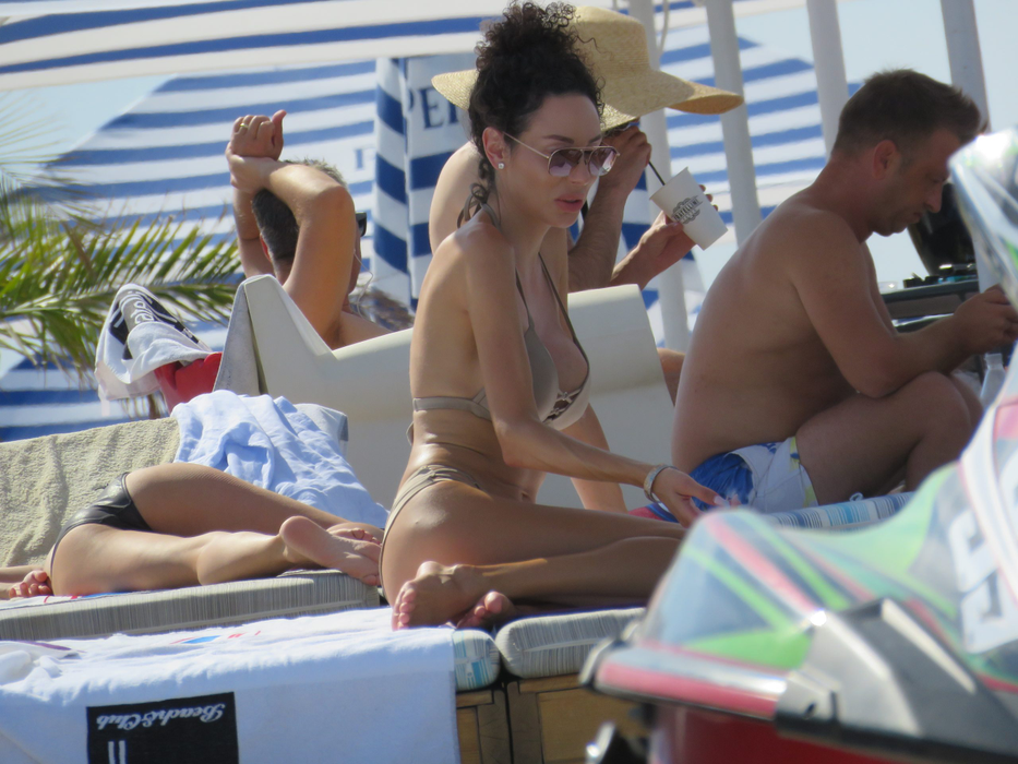 Alice Constantinică a optat pentru un costum de baie din două piese