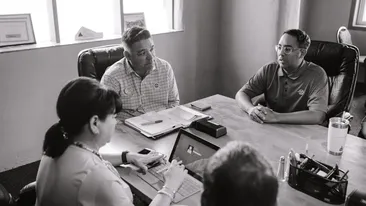 Val de concedieri într-o industrie cunoscută. O companie restructurează 50.000 de locuri de muncă