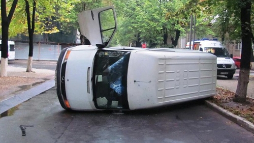 Un microbuz cu 20 de pasageri s-a răsturnat în Alexandria! Şapte persoane sunt rănite