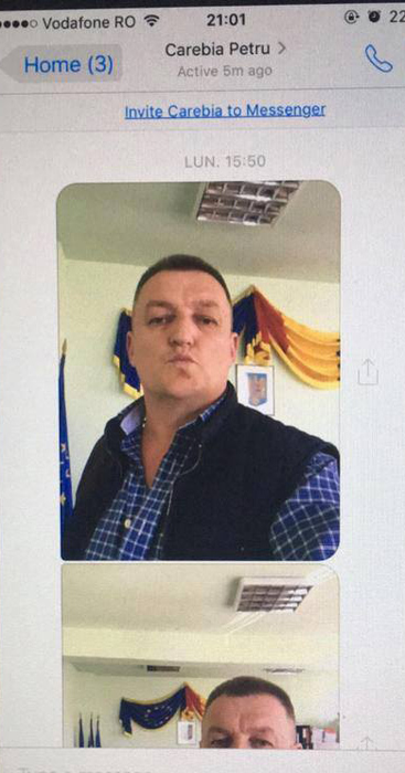 Petru Carebia s-a pozat în ipostaze intime.