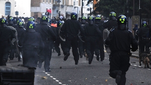 Peste 650 de persoane arestate la Londra si Birmingham in urma violentelor