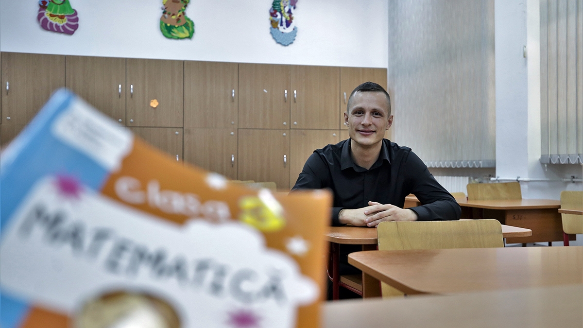 Visul unui tânăr din Focșani care a devenit profesorul pe care nu l-a avut niciodată: ”Copilul te simte”