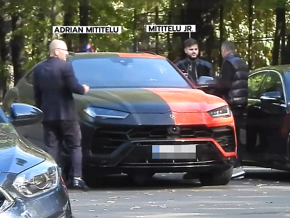 Familia Mititelu părăsește zona cu un Lamborghini Urus (FOTO: CANCAN.RO)