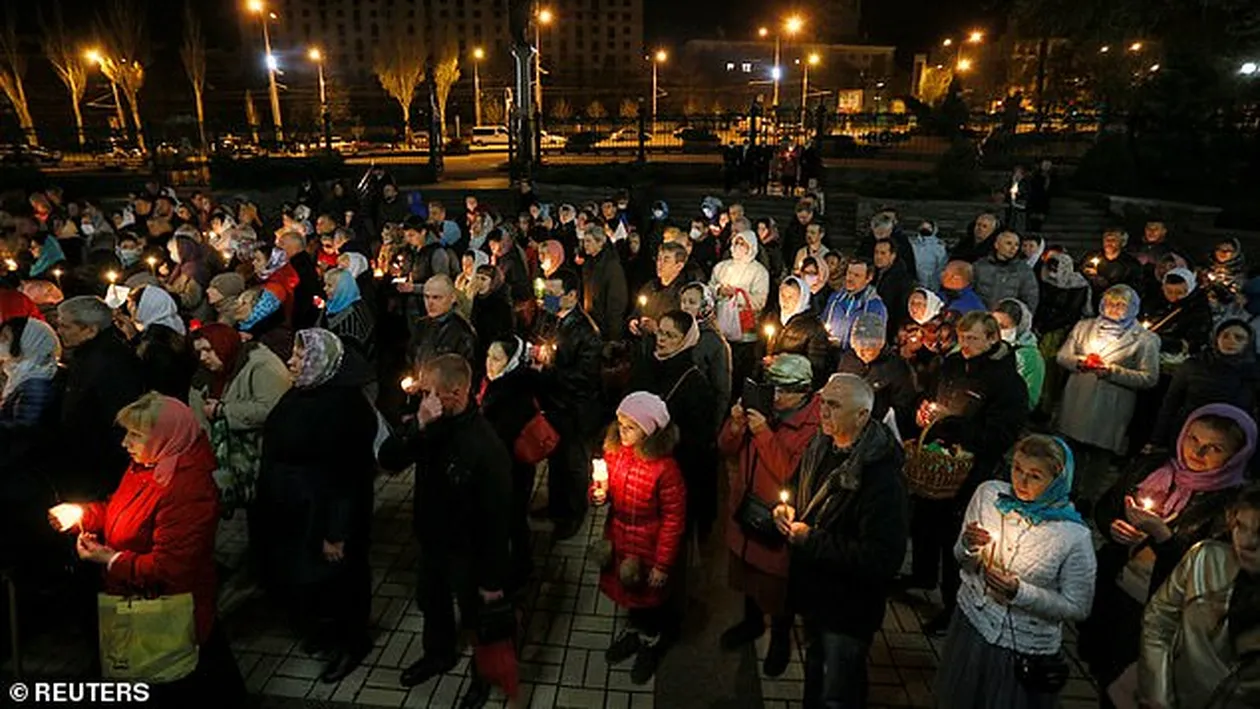 Credința a fost mai puternică decât frica de coronavirus! Cum au fost surprinși la slujba de Înviere credincioșii din Rusia