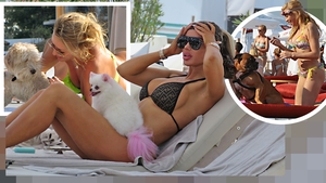 Top 25 vedete care și-au etalat costumele de baie, dar cățeii lor au făcut senzaţie! Delia, Bianca Drăgușanu sau Lora, eclipsate de patrupezi la malul mării