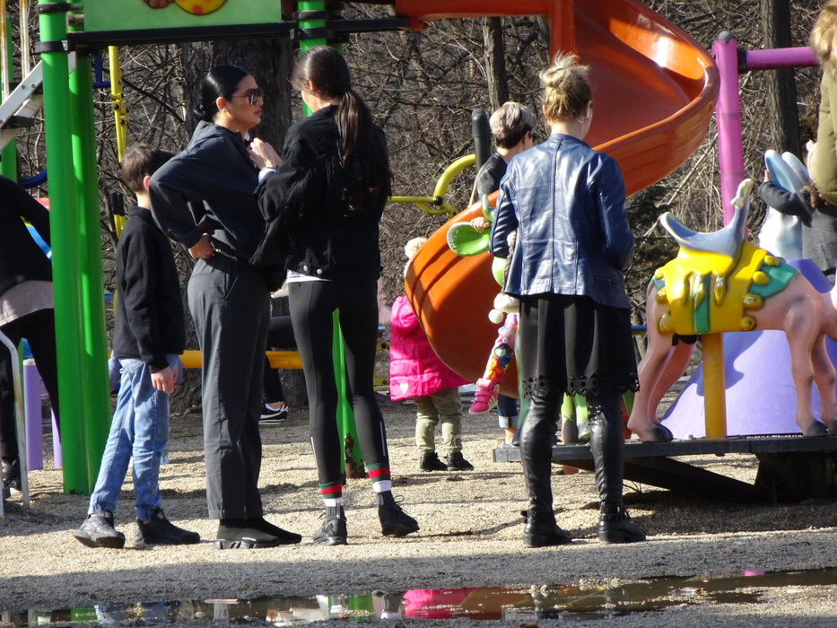 Roxana Dobre a ieșit în parc alături de cele două fetițe, câteva prietene, dar și de sora lui Florin Salam