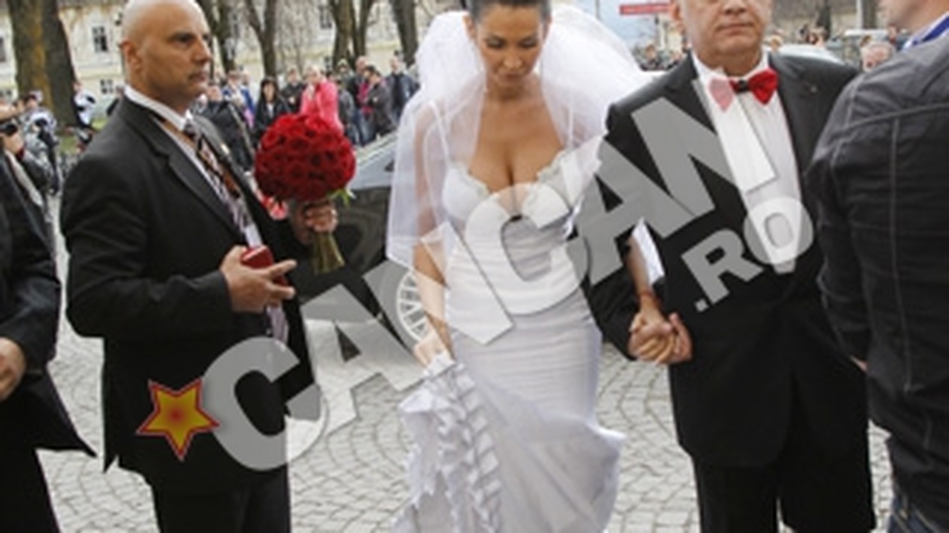 VIDEO EXCLUSIV Primele poze cu Nicoleta Luciu mireasa! Uite cat de bine arata in cea mai fericita zi din viata ei!