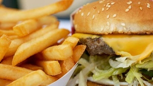 Strategie de marketing sau pur si simplu greseala! Vezi ce a pus in geam un fast food din Capitala!