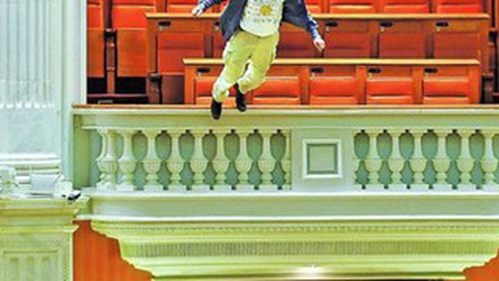 Barbatul care s-a aruncat de la balconul Parlamentului: "Nu am primit nimic din partea autoritatilor dupa ce am incercat sa ma sinucid"