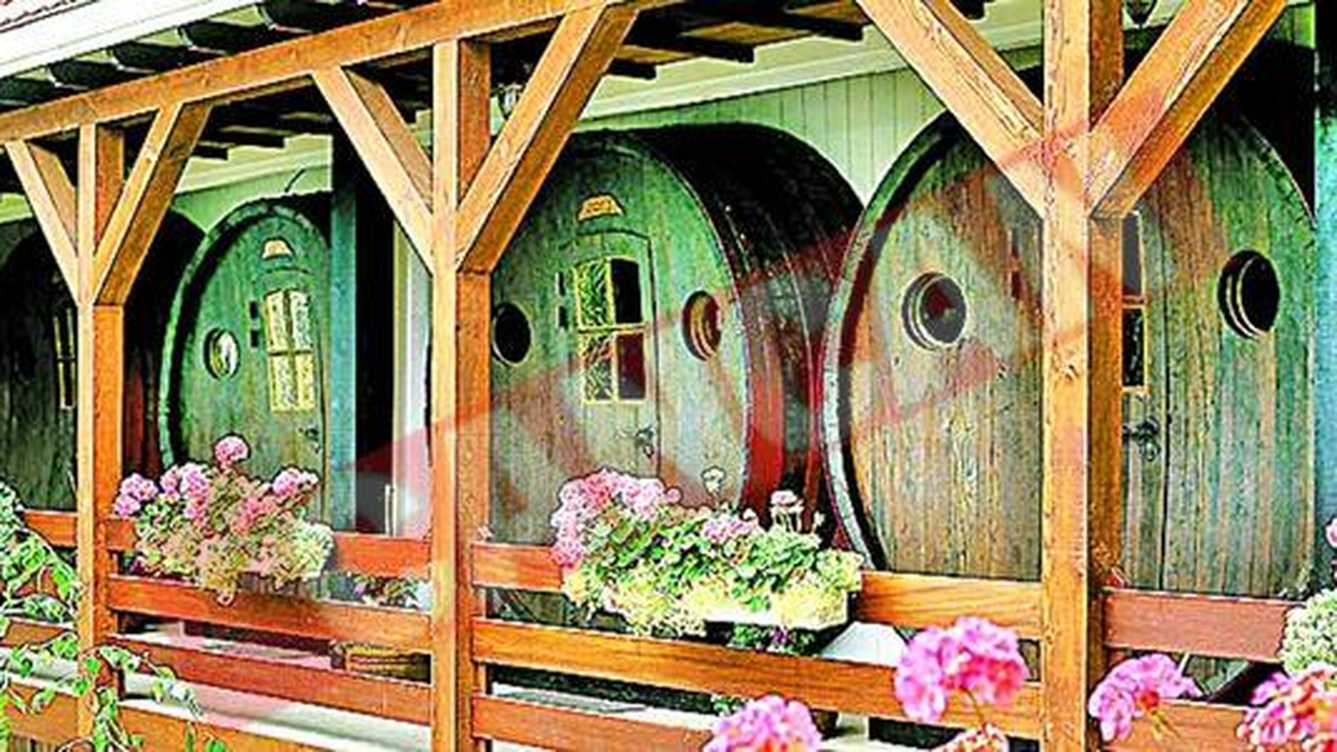 Dorm in butoaie de vin, cu 150 de dolari pe noapte