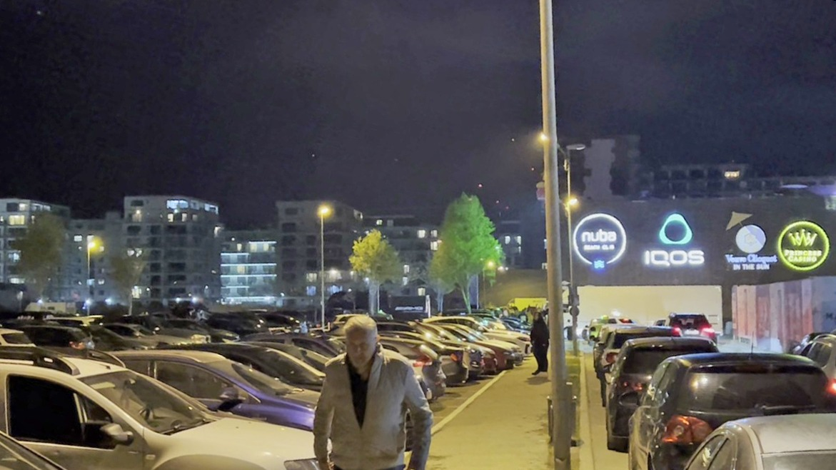 Ilie Năstase se plimbă, aparent dezorientat, într-o parcare din Mamaia (Foto: CANCAN.RO)