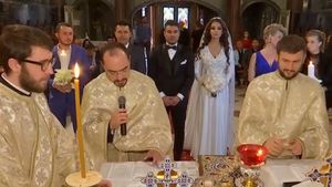 Imagini NEDIFUZATE de la cununia religioasă a Sandrei cu Adi Mutu! Soţia "Briliantului", faţă în faţă cu întrebarea: "L-ai călcat în biserică?"