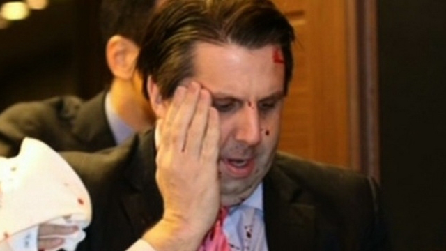 Ambasadorul Americii, ATACAT cu un cutit in plina strada! Imagini horror