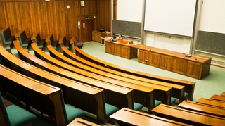 O profesoara de matematica din Mehedinti face furori pe Internet intr-un film porno