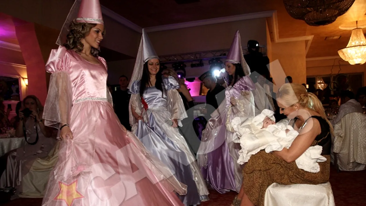 Daniela Gyorfi a ascultat cu lacrimi in ochi urarile pentru fiica ei! Spectacol cu ursitoare!