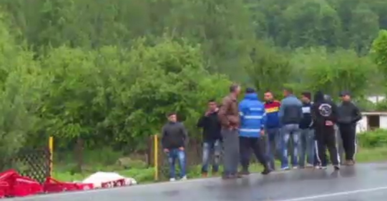 Localnicii au jefuit TIR-ul răsturnat, chiar sub ochii poliţiştilor şi jandarmilor