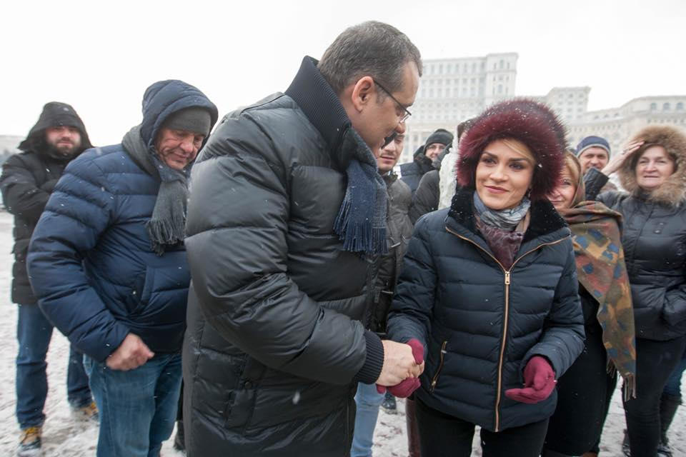 Gabriela Firea, pusă la zid din cauza căciulii pe care o purta! Primarul general a făcut precizări: ”Este cumpărată de la tarabă, aveau și…”