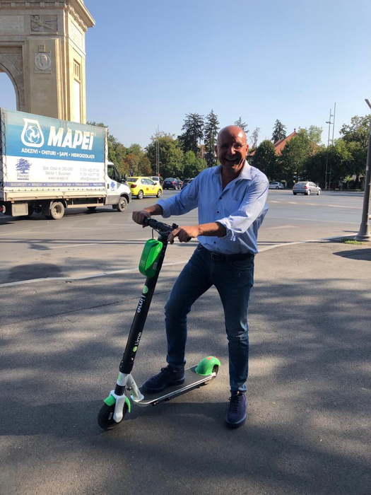 Cozmin Gușă a găsit soluția pentru traficul din București! Cum a apărut azi printre mașini…
