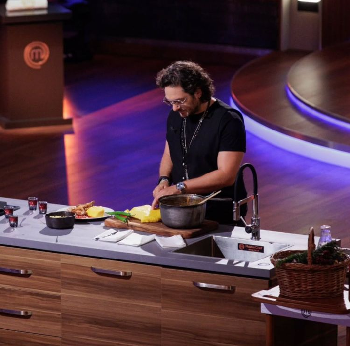 Florin Dumitrescu dezvăluie secretul Crăciunului ideal. Fără mofturi sau vacanţe luxoase, juratul de la MasterChef a găsit „reţeta” perfectă: ”Mă închid în casă cu soția, mama, soacra și…”