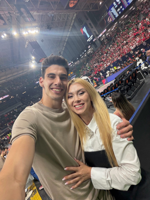 Andreea Bălan și-a sărbătorit soțul într-un mod special. Ce i-a transmis lui Victor Cornea la 33 de ani