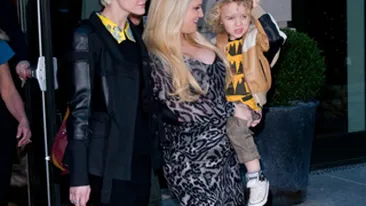 Jessica Simpson isi testeaza calitatile de viitoare mamica pe nepotul ei