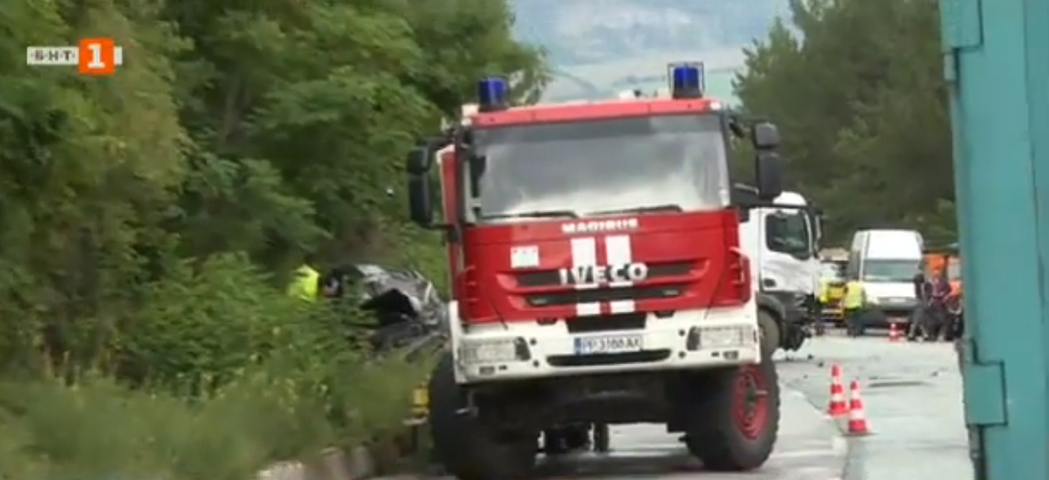 O familie de români, implicată într-un accident mortal produs în Bulgaria. Copilul de 8 ani, scos în comă din mașina care a devenit sicriu pentru mama lui