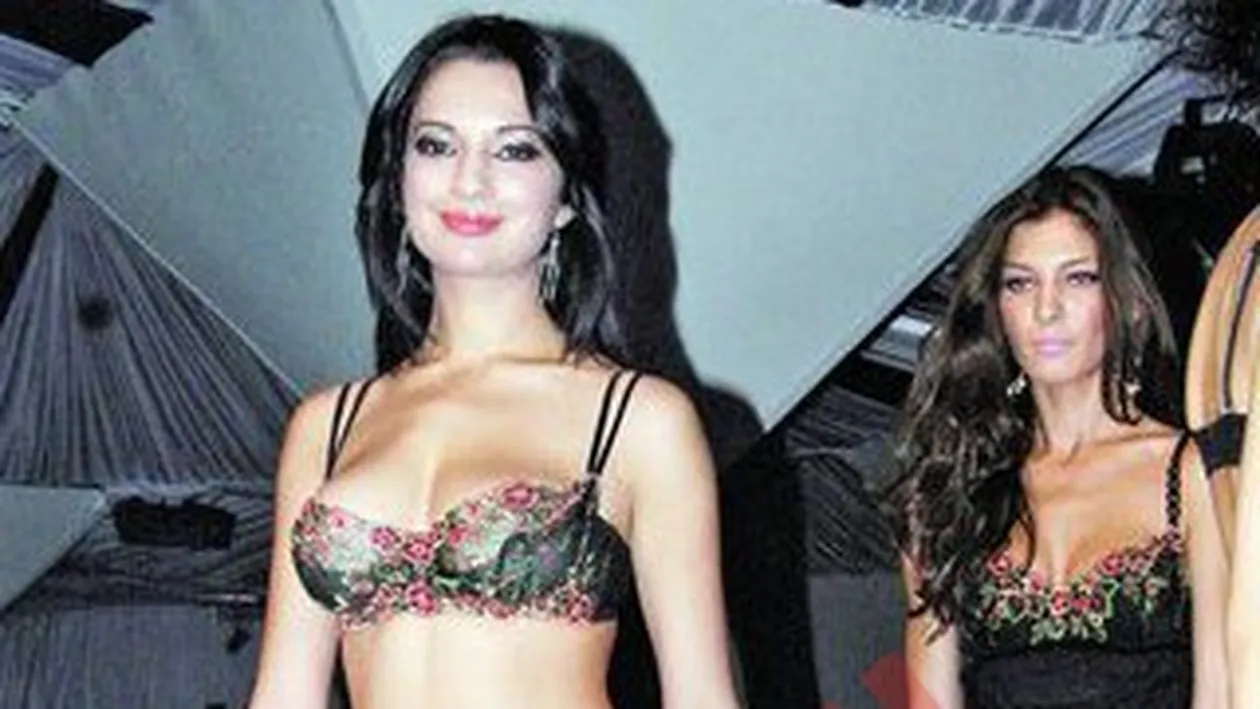 Vedetele Playboy au defilat la Fashion Days