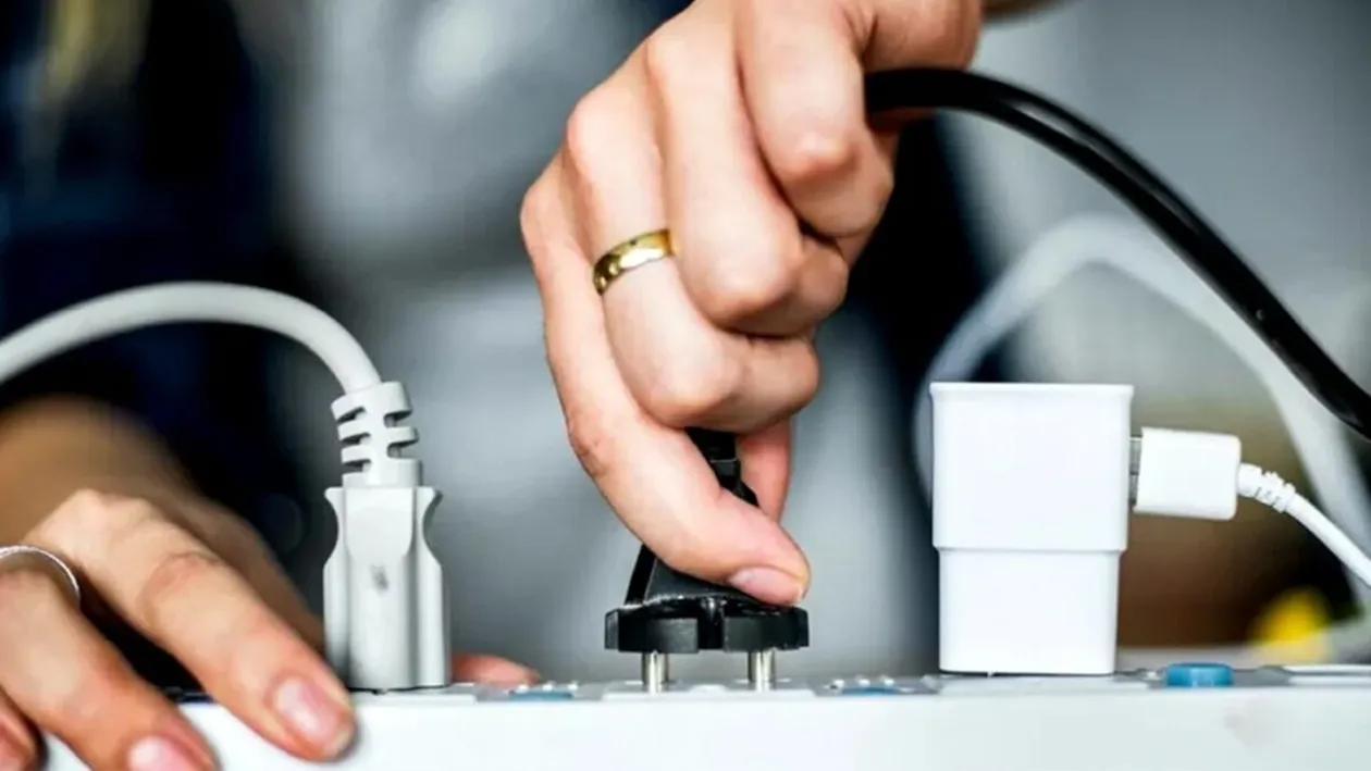 Cele 3 electrocasnice care consumă cel mai mult curent noaptea, dacă sunt uitate în priză. Aceștia sunt vampirii energetici nocturni