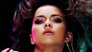 Vrei sa o vezi pe Inna topless? Cantareata le satisface orice dorinta fanilor! Uite-o la bustul gol