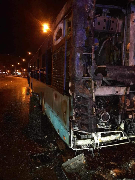 Un autobuz STB a ars complet/ Sursa foto: Facebook