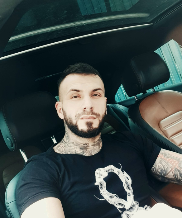 Cum arăta ispita Narcis Bujor în liceu, fără mușchi și fără tatuaje. Imaginile din Tecuci pe care „fiorosul” de la Insula Iubirii le-ar vrea șterse