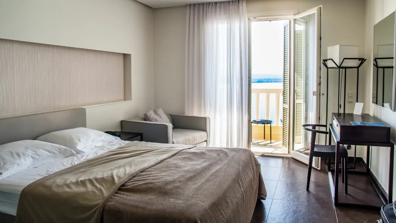 Truc pentru persoanele care călătoresc singure. De ce este recomandat să arunci o sticlă de apă sub pat, când ajungi la hotel