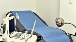 Surpriză mare pentru un ginecolog din Iași! Pe cine a găsit în cabinetul medical în locul unei paciente. „Am auzit un zgomot”