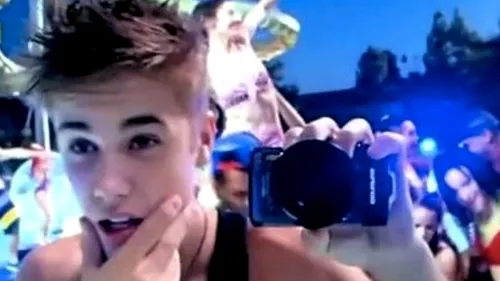Greseala de neiertat pe care a facut-o Justin Bieber: le-a aratat fara sa vrea paparazzilor mobilul. Ce poza avea pe telefon