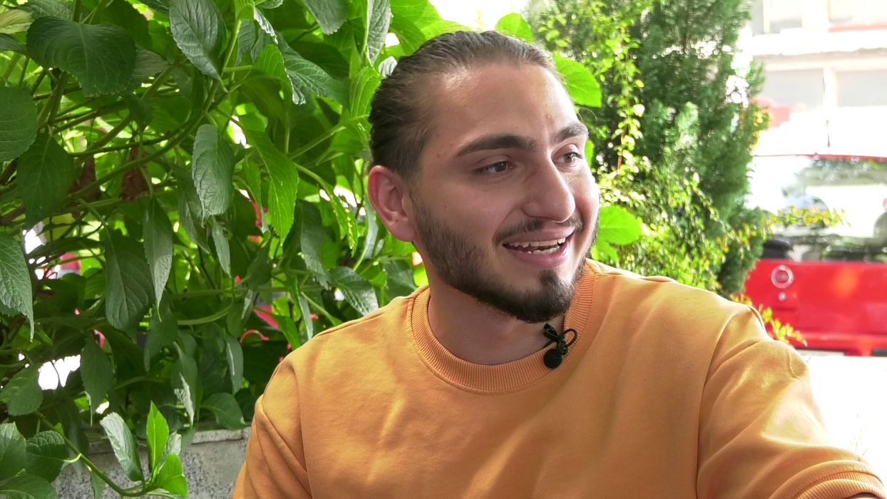 Emil "Nepot": "Nu o să plec niciodată din Ferentari, din simplul motiv că vreau să fac o schimbare în Ferentari. Și dacă fac o schimbare în Ferentari, vreau să mă bucur de schimbarea aia în Ferentari, rămânând acolo!" (Foto: CANCAN.RO)