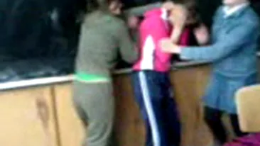 Si-a razbunat fiica si a ajuns dupa gratii! O eleva din Capitala a fost bagata in spital de mama unei colege de clasa, care a atacat-o in timpul orelor!